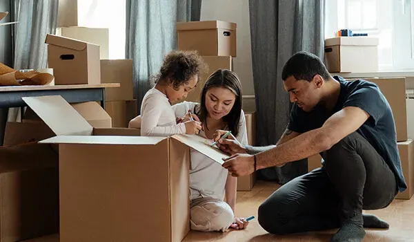 Famille préparant des boîtes de déménagement